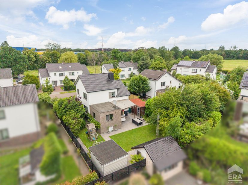Deze ruime gezinswoning biedt alle comfort dankzij vier slaapkamers, twee badkamers, een garage, kelder en verschillende bergruimtes. Ook buiten is he