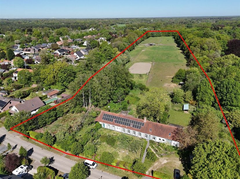 Ferme à pignons longs sur environ 5 ha près du village de Schilde, comprenant quelques parcelles de construction.<br />
<br />
Cette ferme unique a