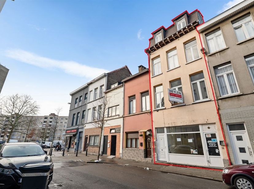Situation : Cette propriété est idéalement située dans un quartier animé de la ville, à deux pas du centre-ville, du Park Spoor Noord et de la gare ce