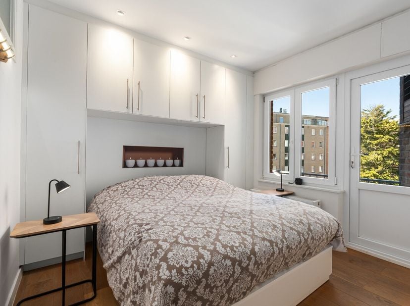 Te koop: gerenoveerd appartement in het centrum van Koksijde, op slechts 50 meter van de zeedijk en de duinen. Dit appartement, recent vernieuwd, comb