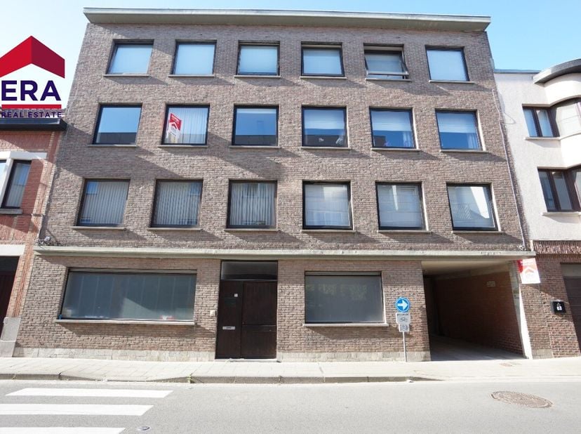 Wervik - Centraal gelegen appartement met 2 slaapkamers te huur.Indeling:Inkomhal, woonkamer met toegang tot keuken, berging/technische ruimte, apart