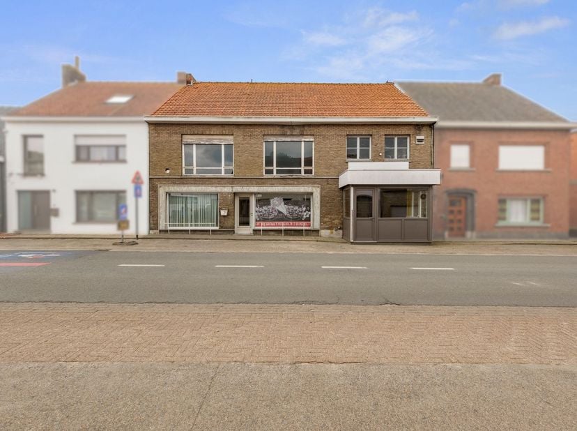 In het centrum van Kortemark bevindt zich dit veelzijdige handelspand met ruime woonst, gelegen op een commerciële topligging met een uitstekende visi