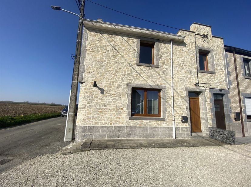 Zeer goed huis met binnenplaats en grote garage gelegen op het platteland op 5 minuten van Chièvres en 10 minuten van Ath.<br />
<br />
De woning, i