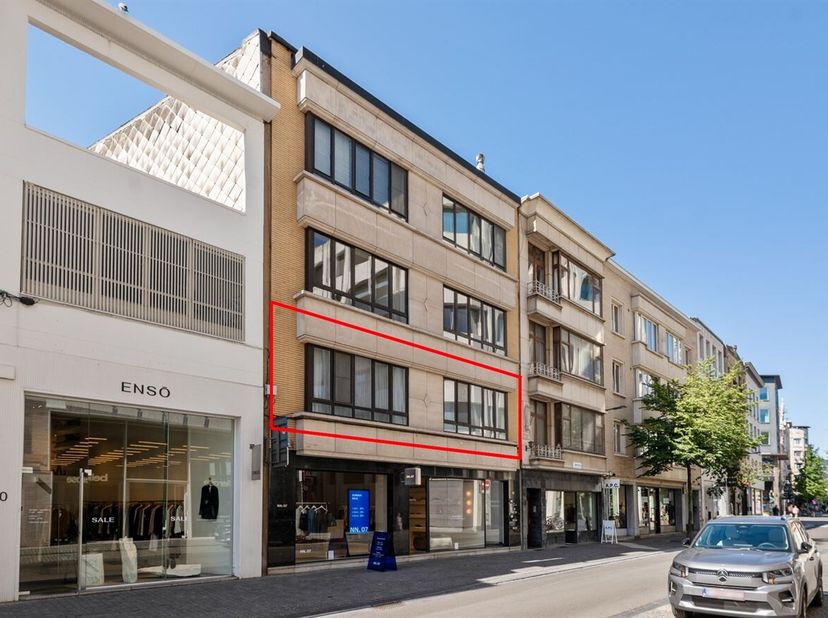 Instapklaar 2-slaapkamerappartement met ruim terras op toplocatie<br />
Ligging<br />
Dit instapklare appartement is gelegen aan de Lombardenvest, op