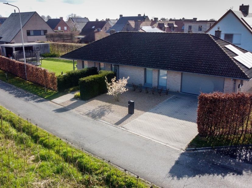 Zeer verzorgde en goed gelegen alleenstaande woning op een hoekperceel van 818m².<br />
Deze woning is volledig gelijkvloers ingericht en is ingedeeld