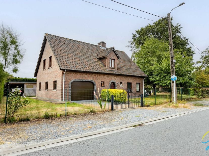 Zeer solide te renoveren woning met grote tuin te koop in Dendermonde!<br />
Deze ruime woning biedt een enorm potentieel.<br />
De woning beschikt op