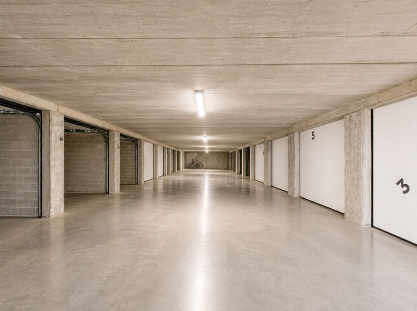 ruime nieuwbouwgarage<br />
gelegen in het centrum van Diksmuide<br />
hele vlotte bereikbaarheid<br />
gelegen op niveau -1<br />
in beton, met autom