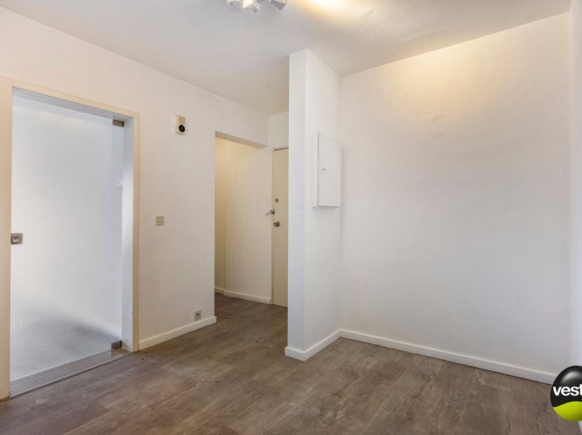 Tussen de Grote en Kleine Ring van Hasselt, aan de Casterstraat, bevindt zich dit aangename appartement op de achtste verdieping. Dankzij de doorlopen