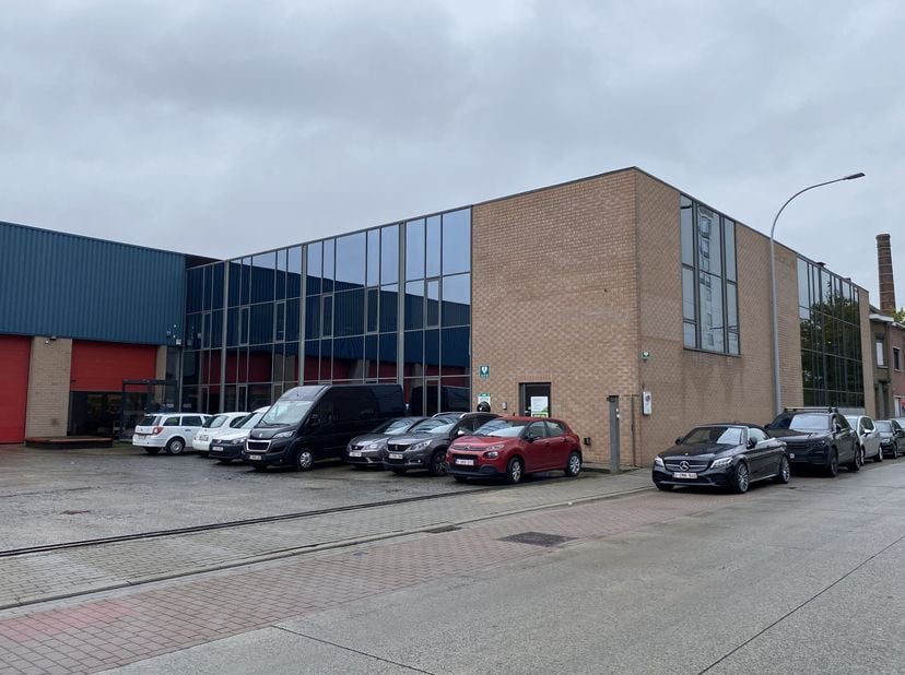 Kantoorgebouw met nuttige oppervlakte van ca. 1.422 m² te huur op een centrale ligging te Roeselare.<br />
&amp;gt; Burelen van ca. 1.422 m² verdeeld over