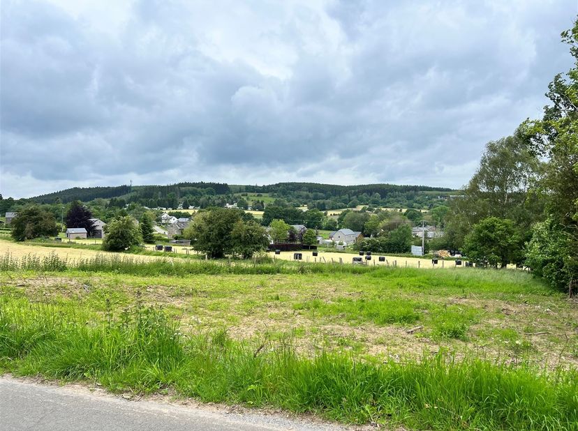 GROND + BOUWVERGUNNING!!! MCA Immobilier presenteert u dit prachtige bouwperceel, gelegen op het platteland op de hoogten van Lamormenil, nabij La Roc