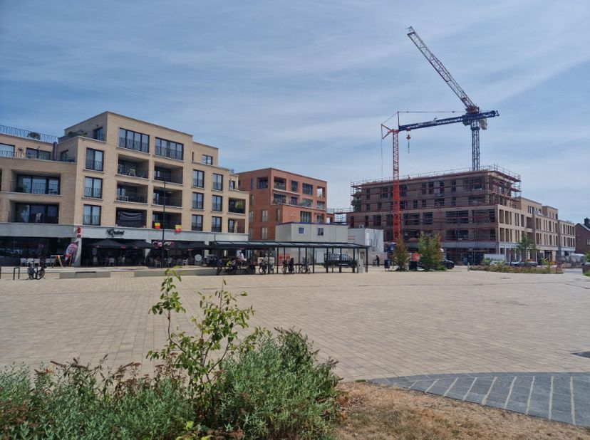 Casco en centraal gelegen nieuwbouw handelsgelijkvloers (160m²) met gezellig terras (130m²) op een TOPlocatie!<br />
<br />
Je eigen zaak in de vernie