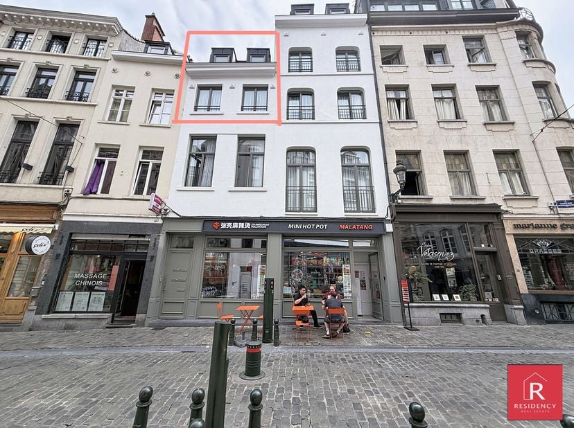 À louer – Superbe duplex climatisé, meublé et équipé au cœur de Bruxelles<br />
<br />
Situé à quelques mètres de la Grand-Place, au 34 rue des Chapel