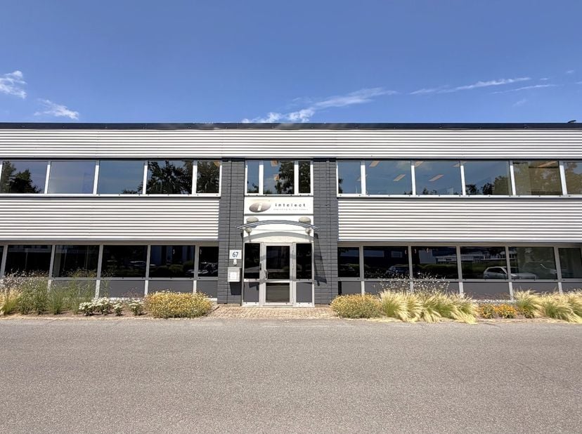 Découvrez ces bureaux entièrement rénovés à louer dans Aartselaar Business Estate, un complexe d'entreprises semi-industriel situé sur Kontichsesteenw