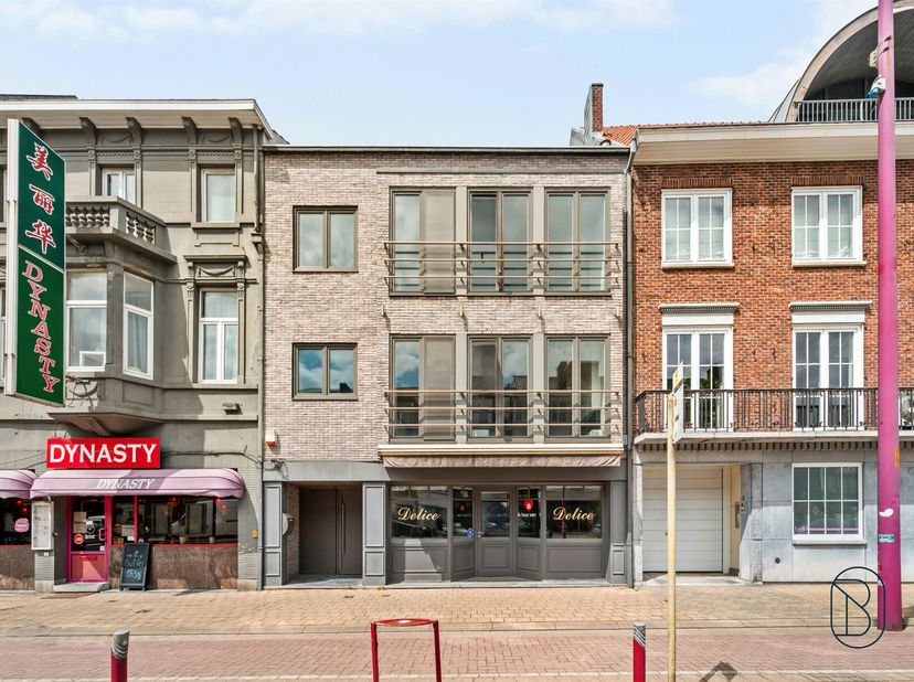Situé en plein centre de Deinze, cet immeuble prêt à l'emploi se compose d'un espace commercial au rez-de-chaussée et d'un appartement en duplex à l'é