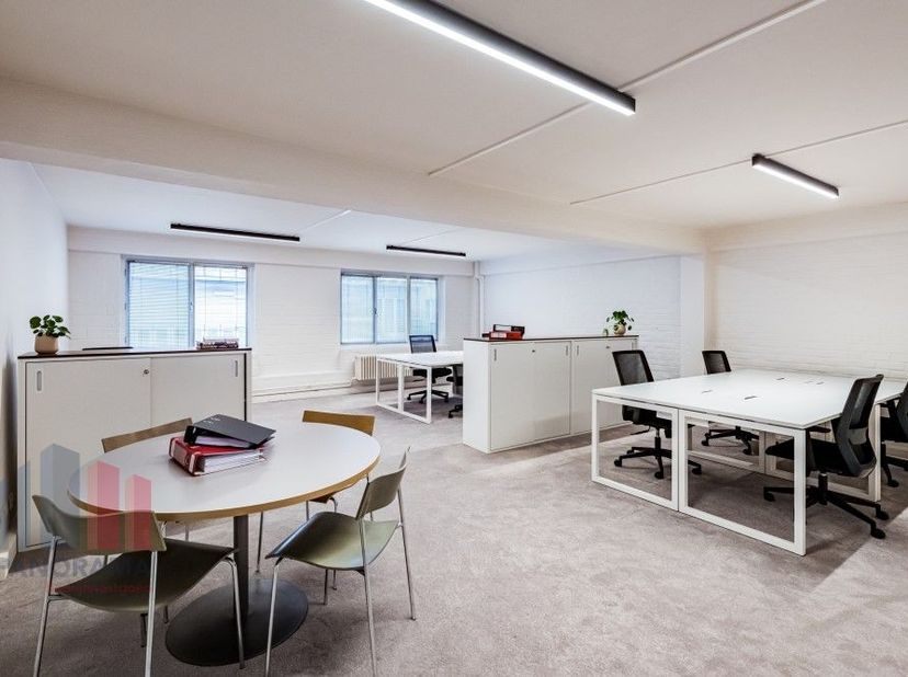 Deze fullservice kantoren, geschikt voor 9 werkplaatsen, combineren een scherpe prijs met een uitstekende ligging. Gelegen vlakbij de op- en afrit van