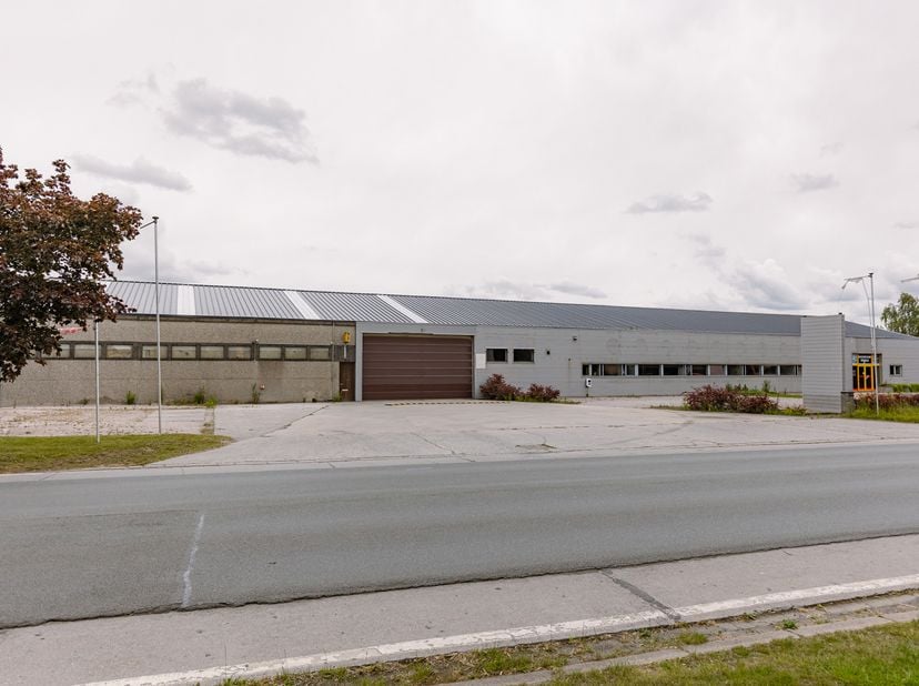 Industriële site met magazijnen, kantoren en showroom te koop in Ieper<br />
Aan de Dehemlaan in Ieper bevindt zich deze veelzijdige industriële site