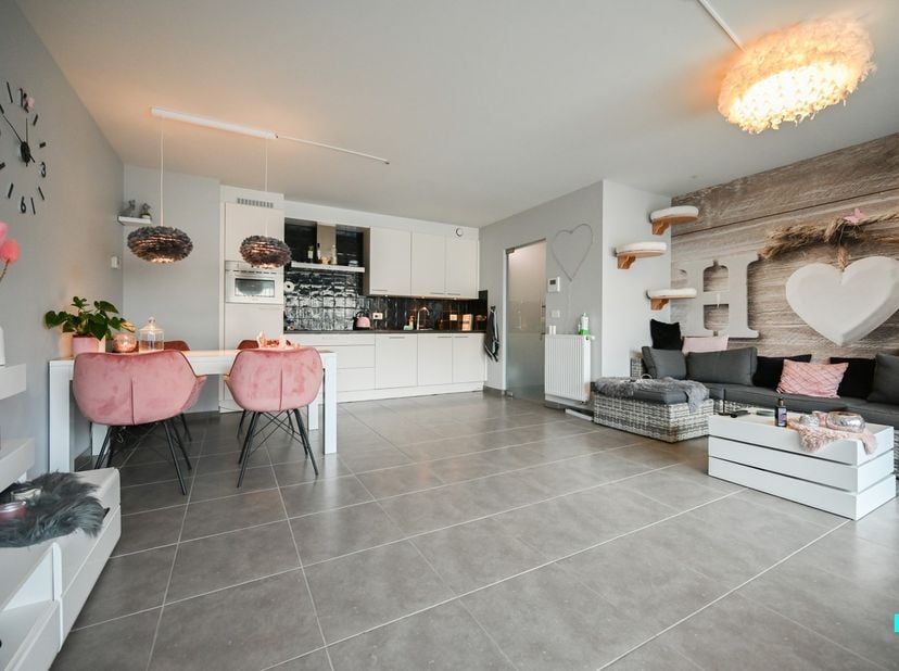 Energiezuinig tweeslaapkamer appartement (EPC A) gelegen op de eerste verdieping van residentie 'De Dageraad', uitstekend gelegen op wandelafstand van
