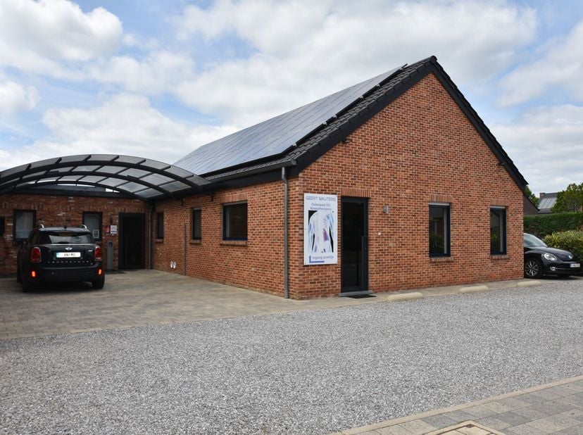 NIEUW BIJ ANIMO VASTGOED!!<br />
Energiezuinige woning (EPC B) met praktijkruimte en wellness-tuin te Heusden-Zolder.<br />
Perfecte combinatie van