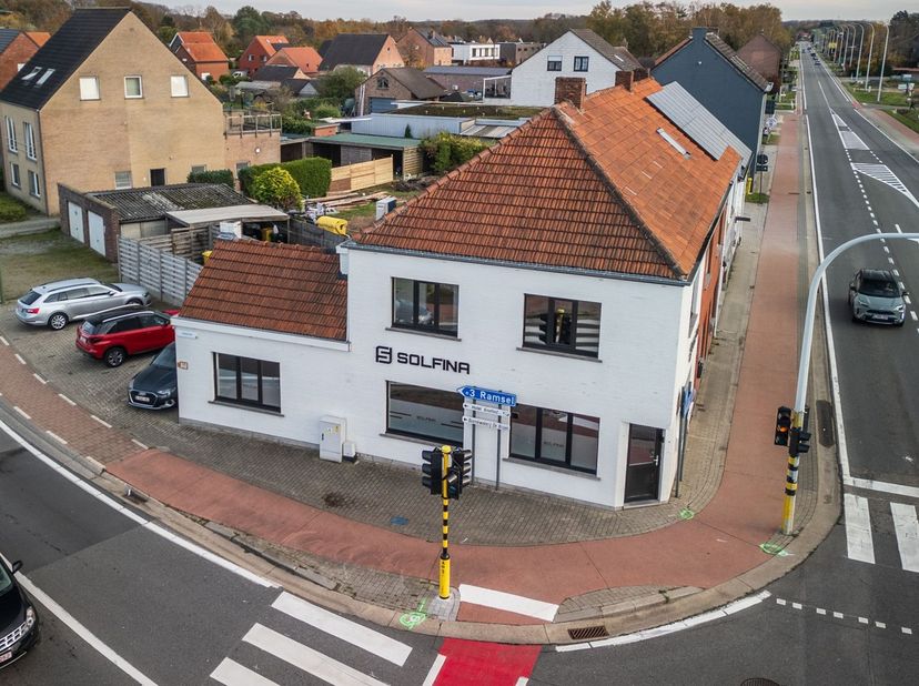 Handelshuis te koop ingericht als een modern kantoor met 8 werkplaatsen en appartement. Gelegen op een zicht locatie langs de verbindingsweg N10 te Be