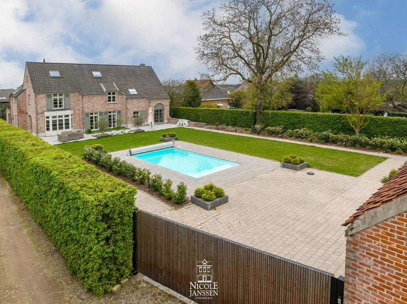 Deze uitzonderlijke woning combineert comfort, ruimte en veelzijdigheid op een unieke manier. Gelegen in een rustige, mooie straat in het groene Dorne