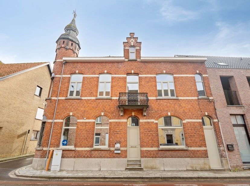 In de Bruggestraat, in het centrum van Zwevezele, bevindt zich dit knappe herenhuis met een bewoonbare oppervlakte van maar liefst 345 m², gelegen op