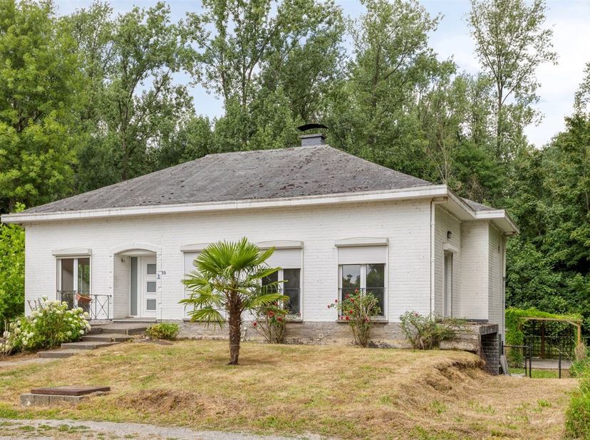 Charmante villa à rénover avec un énorme potentiel sur un beau terrain de +/- 9a42ca dans un quartier résidentiel calme de Zonnebos. La villa comprend