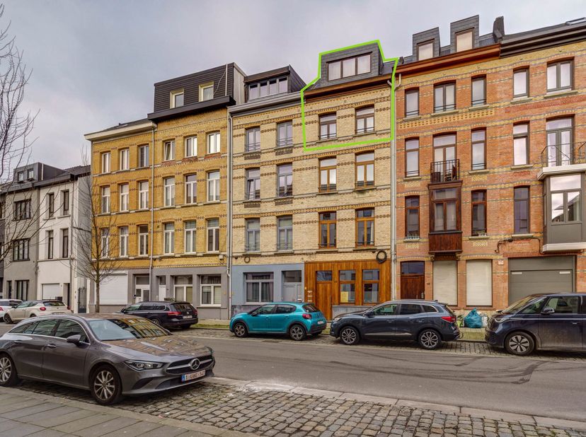 Registreer je hier voor een bezoek: https://form.typeform.com/to/mpGdQ7EG.<br />
<br />
Dit instapklare duplexappartement bevindt zich op de derde en