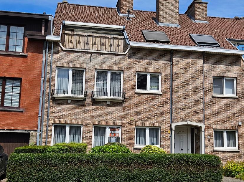 Dit verzorgd en comfortabel gelijkvloers appartement, nabij het centrum van Grimbergen, biedt de ideale combinatie van bereikbaarheid, rust en praktis