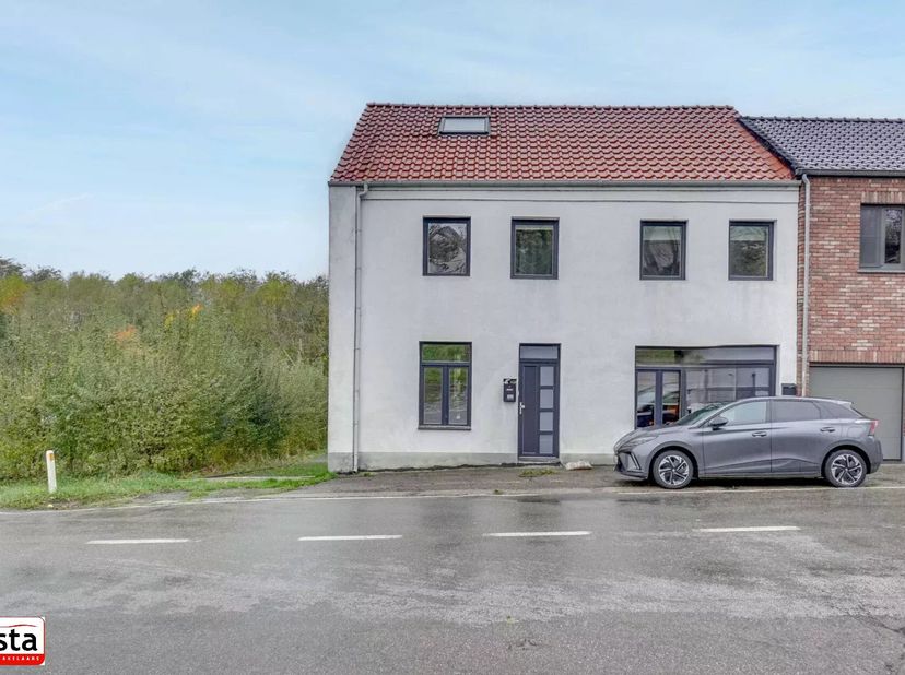 Weldra meer foto's.<br />
Deze woning ligt op een rustige invalsweg naar Montenaken. Hierdoor is er nog steeds een goede bereikbaarheid naar Landen, S
