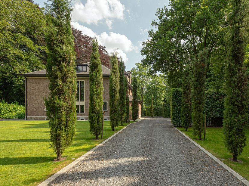 In het exclusieve Schotenhof bevindt zich deze statige, luxueus gerenoveerde villa op een prachtig perceel van ca. 4.162 m². De eigendom combineert de