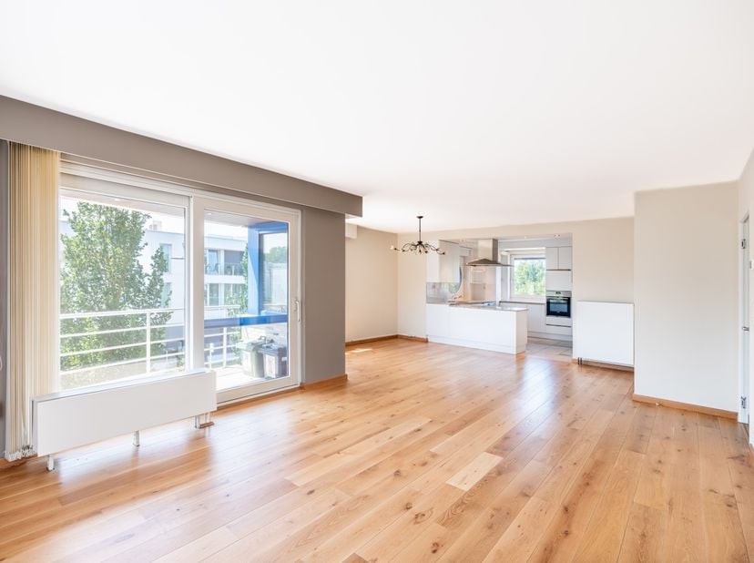 DRIEGEVEL-appartement met DRIE slaapkamers en DUBBELE garage te koop op residentiële ligging te Koksijde.<br />
<br />
Dit unieke pand is ideaal geleg