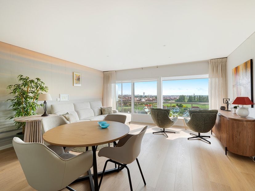 Dit lichtrijk volledig bemeubeld appartement is gelegen op de 7de verdieping en heeft prachtig open zichten.<br />
<br />
Indeling:<br />
Inkomhal met