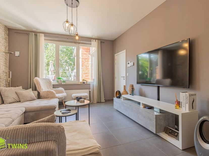 Opbrengstgebouw met 2 ruime appartementen in centrum Lebbeke interessante investering!<br />
Bent u op zoek naar een kwalitatief opbrengsteigendom met