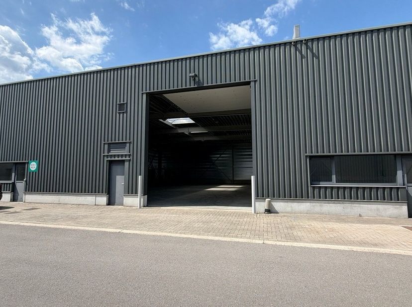 500m² recente opslagruimte<br />
Ligging: industriepark Malle, langsheen N12 en vlakbij E34<br />
<br />
Specificaties: gevel in aluminium sandwichpan