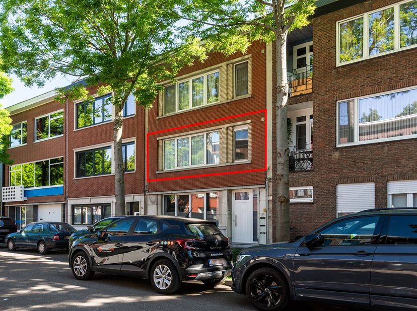 Ruim appartement (81m²) voorzien van twee slaapkamers op toplocatie te Mortsel biedt tal van mogelijkheden voor starters of als investering! <br />
Li