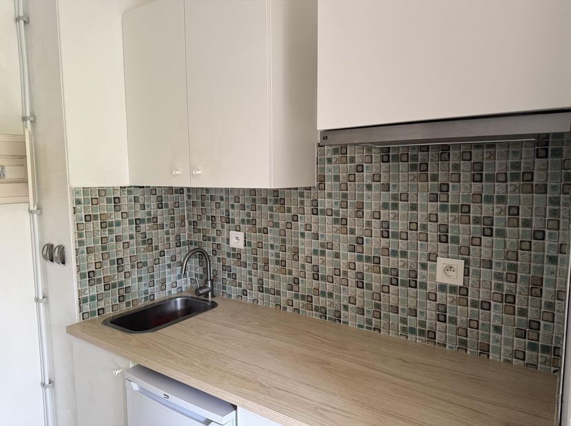 Deze lichtrijke studio is zeer rustig gelegen aan de achterzijde van het gebouw, uitkijkend op groen van op een aangenaam terras . Op wandelafstand va