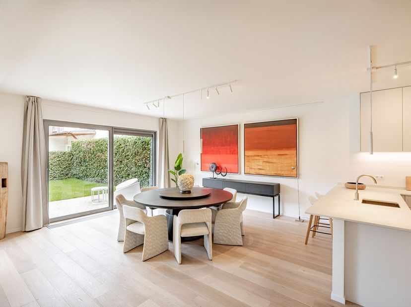 Dit prachtig appartement bevindt zich op een heerlijke en unieke centrumlocatie te Leuven.<br />
De onmiddellijke nabijheid van tal van winkels en ont