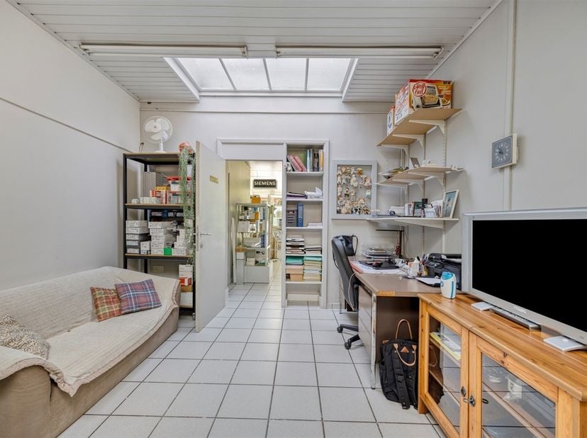 Midden in het bruisende handelscentrum van Kessel-Lo, vlakbij Hal 5, het openbaar vervoer, alle belangrijke invalswegen en vele onmisbare voorzieninge