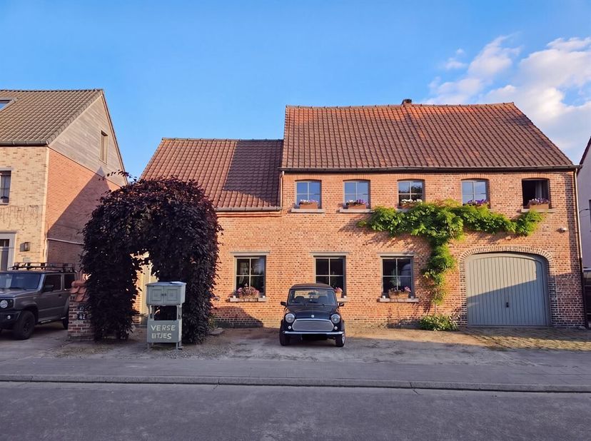 Te koop: karaktervolle vrijstaande woning met sfeervolle tuin, 2 garages en mogelijkheid voor praktijkruimte.<br />
Wij presenteren deze smaakvol inge