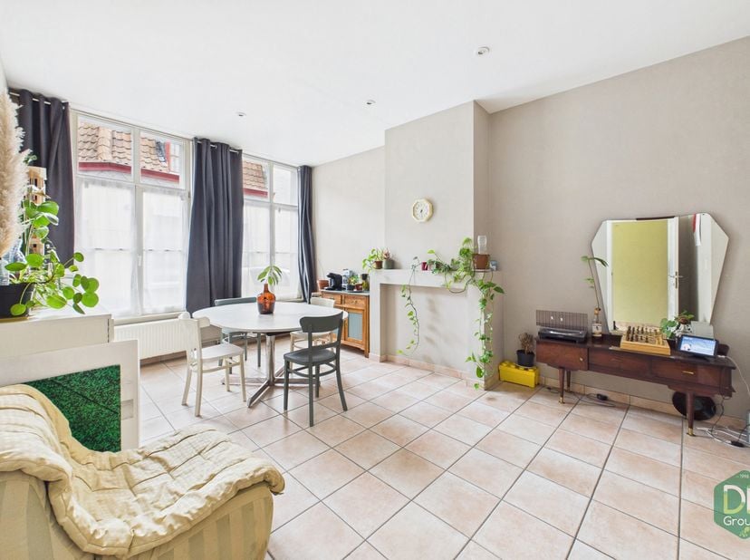 Au rez-de-chaussée, le bien se compose d’un hall d’entrée desservant un espace salon, une cuisine, une salle à manger ainsi qu’une salle de bains avec
