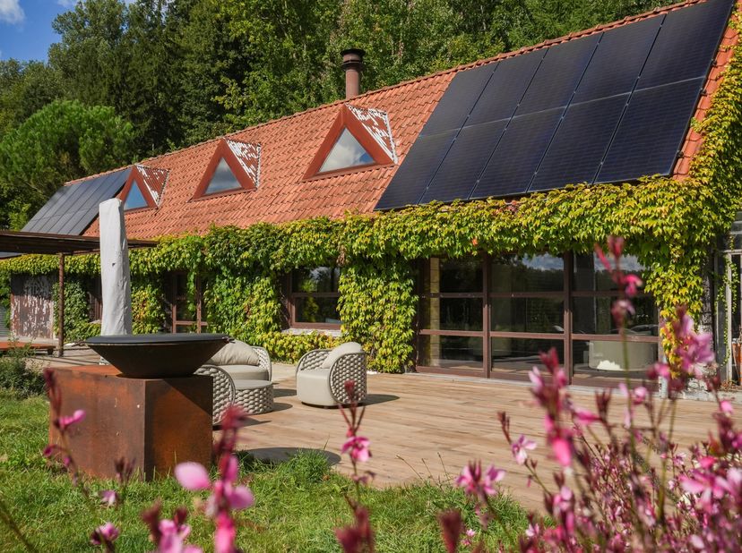 Aan de rand van het bos, in een omgeving van zeldzame natuurlijke schoonheid, ontdekt u deze atypische hoeve van ±300 m², het resultaat van een passie