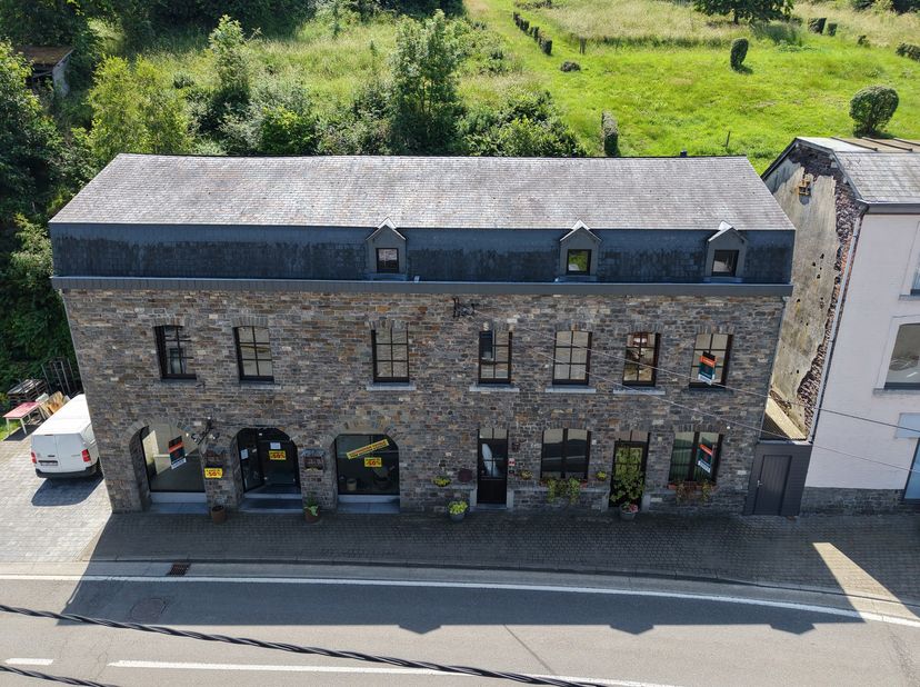 REZ DE CHAUSSEE de ± 195m²<br />
- Magasin de ± 90,5m² sur carrelage, <br />
- Atelier de ±10,5m² sur carrelage, <br />
- Stockage de ± 16,5m² sur bét