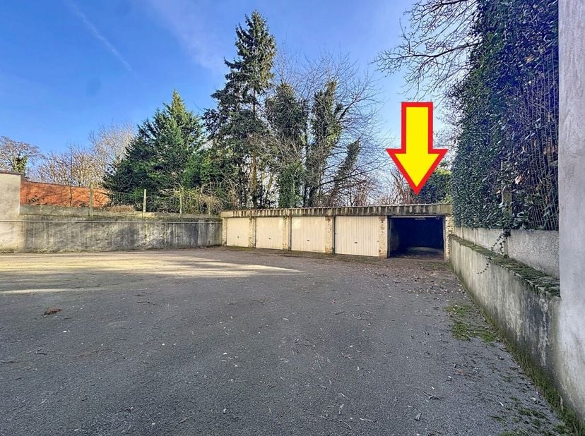 Avenue des Croix de Guerre, 187 dans un immeuble bien entretenu situé au - 1, un garage Â Box Â : Longueur : 6,30m  Largeur : 2,50m. Hauteur (Sous la