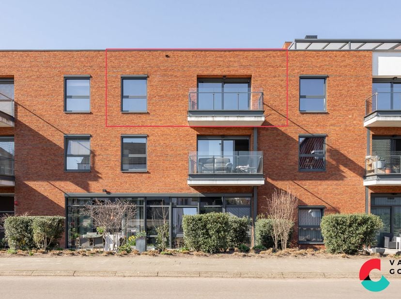 Ben je op zoek naar een serviceflat met alle nodige faciliteiten binnen handbereik? Dan is deze flat omgeven door de groene binnentuin precies wat je