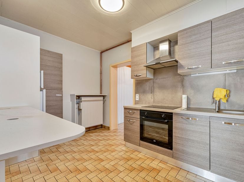 Knusse woning met garage en 2 slaapkamers te koop!<br />
Op een goeie locatie vinden we deze woning terug. Deze woning beschikt over een garage en een