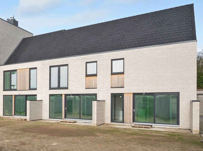 Sterke troeven van deze 3 klassevolle nieuwbouwwoningen :<br />
<br />
Topligging: vlakbij station, winkels en het groene De Gavers<br />
Hedendaagse