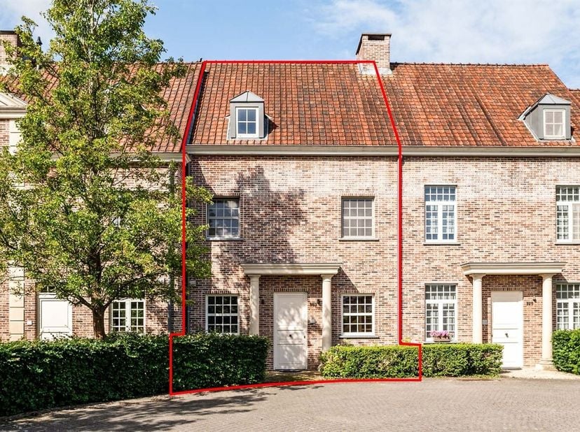 Instapklare rijwoning in een exclusief,afgesloten woonerf.<br />
Deze charmante rijwoning is gelegen in een uniek en rustig woonerf bestaande uit slec
