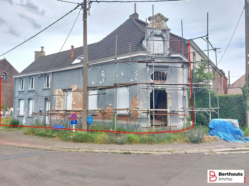 Karaktervolle, volledig te renoveren woning.<br />
 <br />
<br />
Dit project vereist aandacht en investering, maar biedt de mogelijkheid om een auth