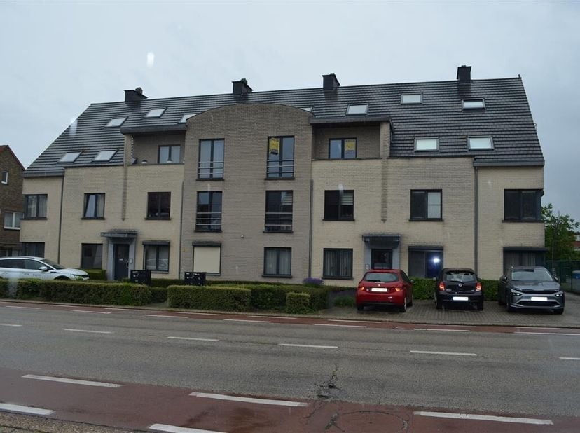 Nabij het centrum gelegen instapklaar ruim appartement van 115 m² met twee slaapkamers, twee badkamers, privé ondergrondse autostaanplaats en afsluitb