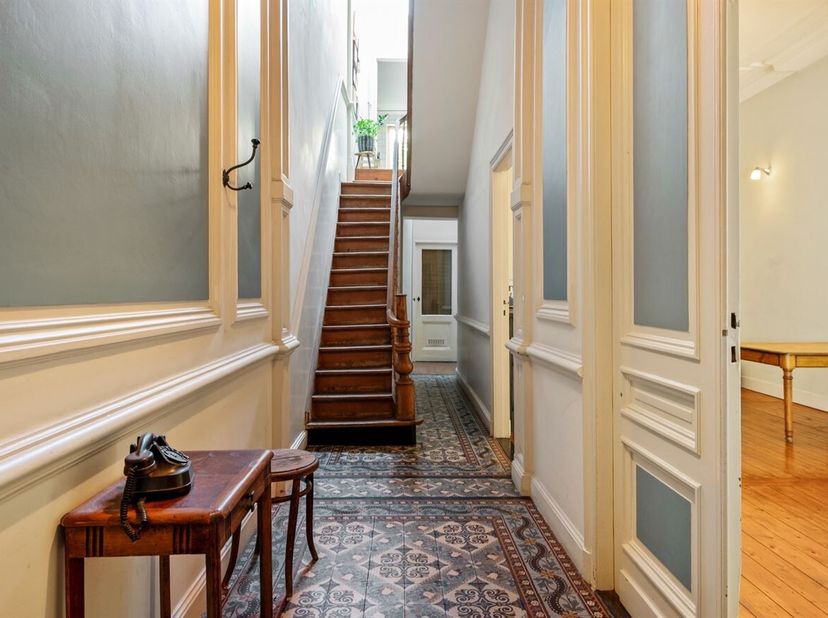 Magnifique maison de maître pleine de caractère (197 m²) comprenant 4/5 chambres, un jardin en ville et une spacieuse terrasse sur le toit, située dan
